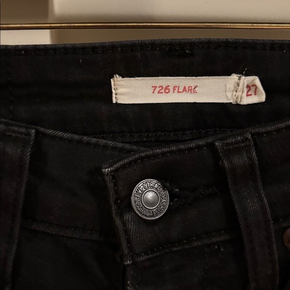 Classic Black Levi Women's Jeans with FLARE - Picture 2 of 6